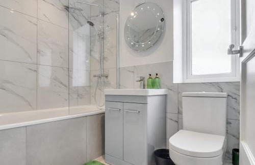Hainault House | 3BR Escape, Work & Relax, Fast Links to London, Serviced Accommodation
