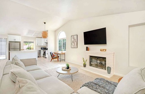 Riverside House | 3BR Family Home | Large Yard, Parking, Remodeled