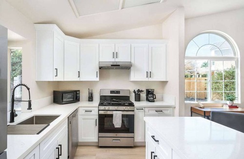 Riverside House | 3BR Family Home | Large Yard, Parking, Remodeled