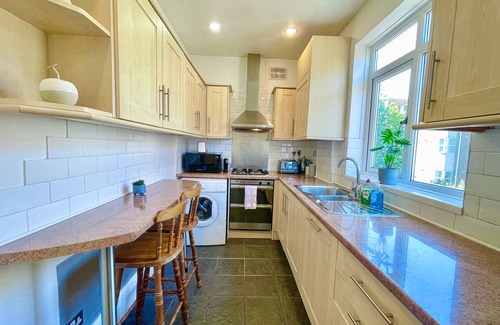 Hammersmith and Fulham Apartment | 3BR flat w. Rooftop Terrace in Central Hammersmith