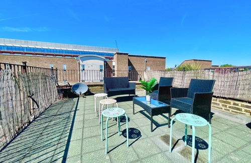 Hammersmith and Fulham Apartment | 3BR flat w. Rooftop Terrace in Central Hammersmith