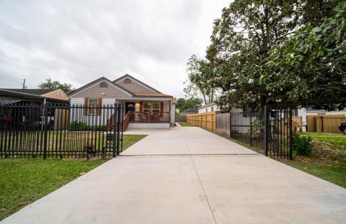 OST - South Union House | 3BR Gated Home Near NRG Downtown Rice MedCenter