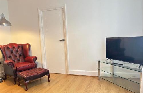 Crawley House | 3BR Home Away From Home - Free Parking - Near LGW Airport