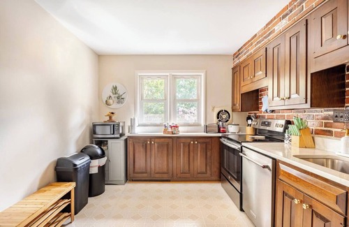 Idylwood House | 3BR Home -Free Parking, Metro, WiFi Kitchen Laundry, Kids, Near DC & Downtown