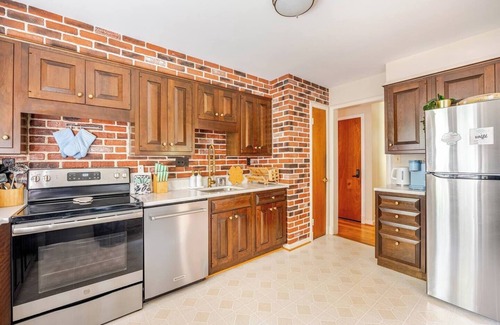 Idylwood House | 3BR Home -Free Parking, Metro, WiFi Kitchen Laundry, Kids, Near DC & Downtown