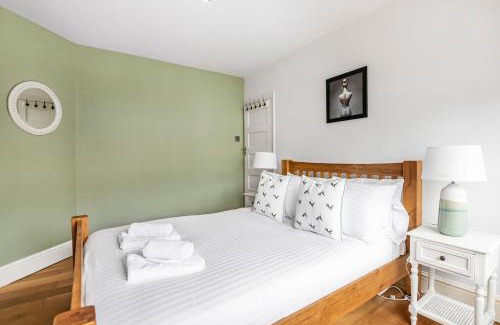 New Malden Apartment | 3BR Home Garden & Free Parking - New Malden