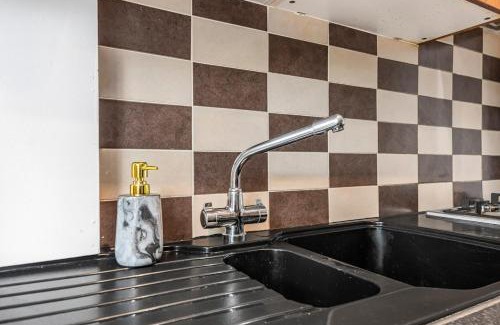 New Malden Apartment | 3BR Home Garden & Free Parking - New Malden