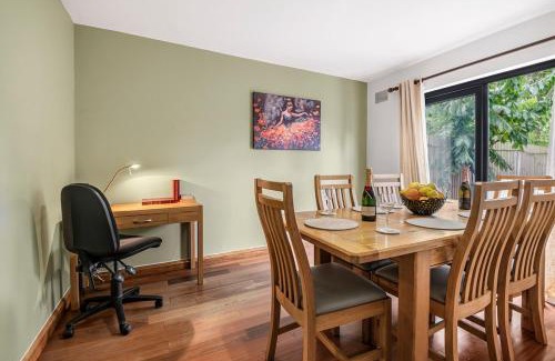 New Malden Apartment | 3BR Home Garden & Free Parking - New Malden