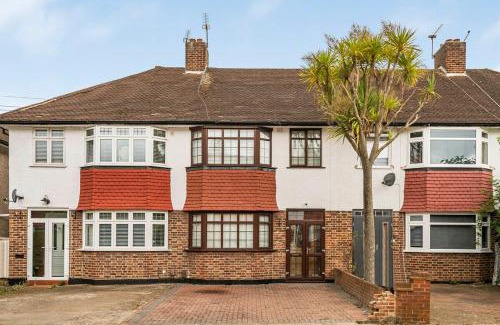 New Malden Apartment | 3BR Home Garden & Free Parking - New Malden