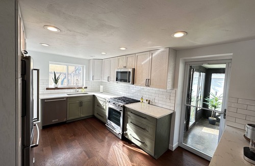 Barths House | 3BR Home with AC, Hot Tub & Walkable Restaurants