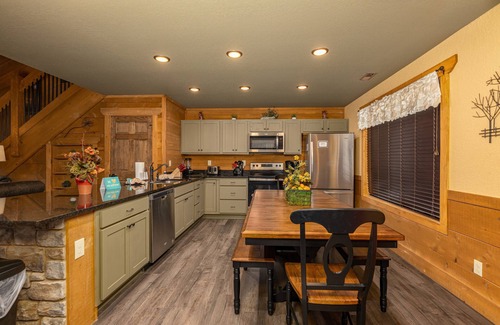 Gatlinburg Cabin | 3BR, hot tub, pool table. Free attraction tickets!