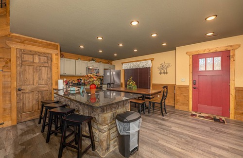 Gatlinburg Cabin | 3BR, hot tub, pool table. Free attraction tickets!