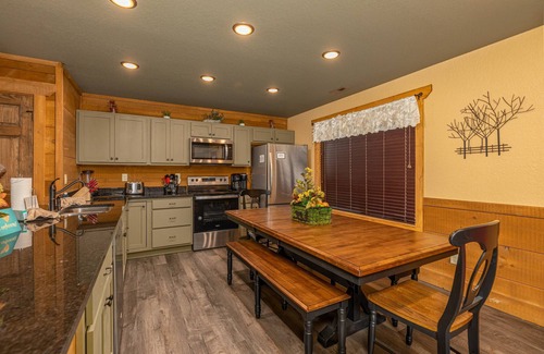 Gatlinburg Cabin | 3BR, hot tub, pool table. Free attraction tickets!