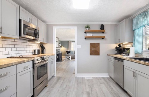 Bristol House | 3BR house minutes from speedway & downtown