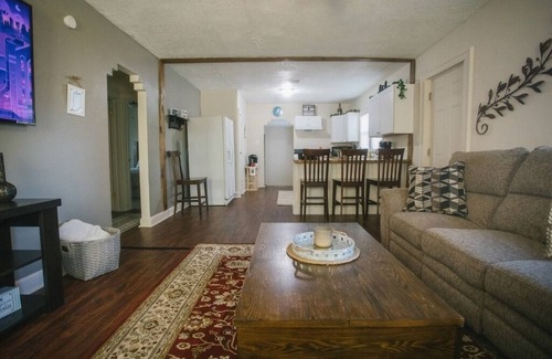 Evansville House | 3BR House near Tropicana, IU Health, UE, USI