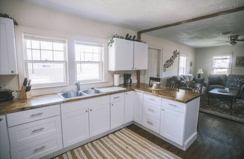 Evansville House | 3BR House near Tropicana, IU Health, UE, USI