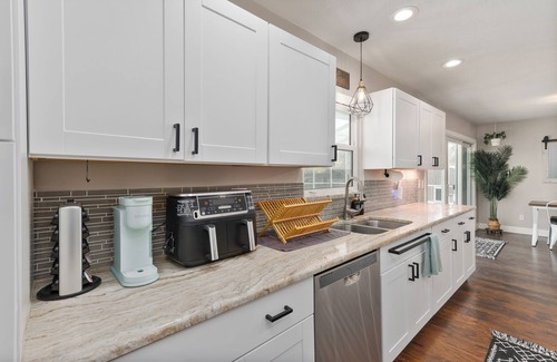 New Smyrna Beach House | 3BR l Pool | Family & Corporate Travel | Sleeps 8 PETS OK!