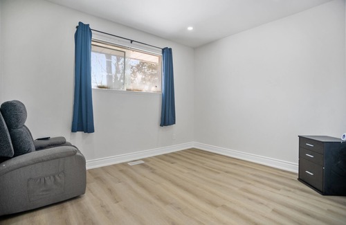 London House | 3BR main floor, 5 minutes to Victoria Hospital