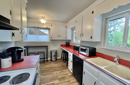 Cary House | 3BR Mid-Century Modern in Downtown Cary!