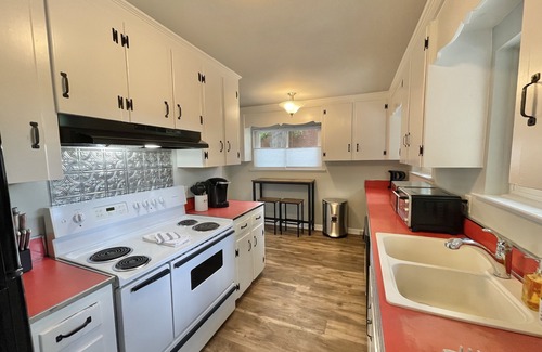 Cary House | 3BR Mid-Century Modern in Downtown Cary!