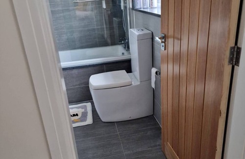 Wythenshawe House | 3BR Near Airport with private gated parking, close to city centre and motorway