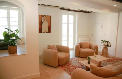 Antibes City Centre Apartment | 3BR on the Remparts of Antibes - Sea & Mountain View