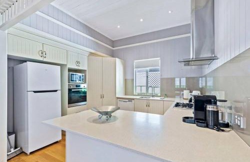 Camp Hill House | 3BR Retreat 7km to Brisbane CBD