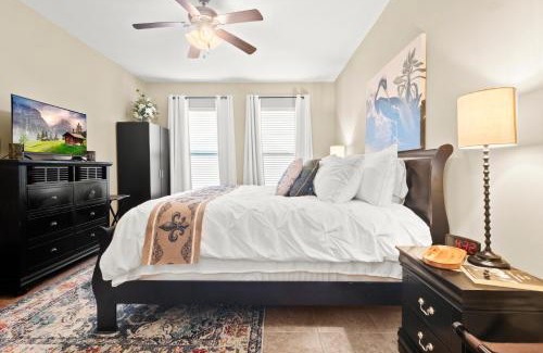 Lake Charles House | 3br Retreat Plush Beds High-speed Wi-fi