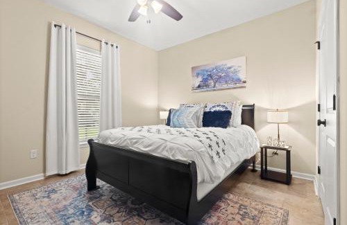 Lake Charles House | 3br Retreat Plush Beds High-speed Wi-fi