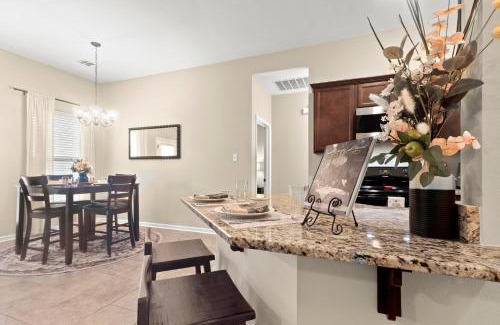 Lake Charles House | 3br Retreat Plush Beds High-speed Wi-fi