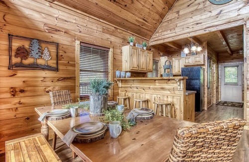 Gatlinburg - Pigeon Forge Cabin | 3BR Retreat w VIEWS! Game Room + HOT TUB + Arcade