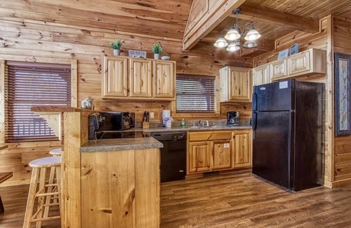 Gatlinburg - Pigeon Forge Cabin | 3BR Retreat w VIEWS! Game Room + HOT TUB + Arcade