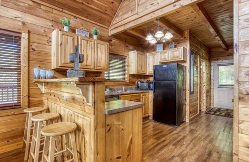 Gatlinburg - Pigeon Forge Cabin | 3BR Retreat w VIEWS! Game Room + HOT TUB + Arcade