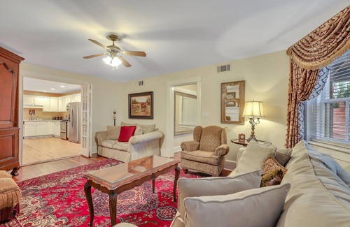 Historic Downtown Savannah Condo | 3BR Street Level Apartment on Jones St w/Parking