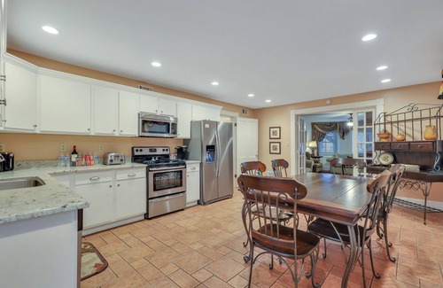 Historic Downtown Savannah Condo | 3BR Street Level Apartment on Jones St w/Parking