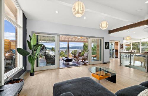 Bryn Mawr-Skyway House | 3BR The Lucille Lake Washington View Retreat
