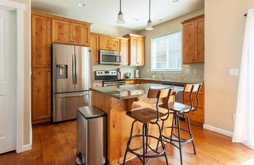 Five Oaks House | 3BR Townhome Near Nike & Intel: AC, Wi-Fi, Garage, Family and Pets Friendly