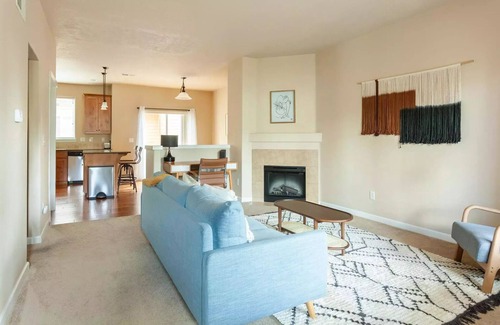 Five Oaks House | 3BR Townhome Near Nike & Intel: AC, Wi-Fi, Garage, Family and Pets Friendly