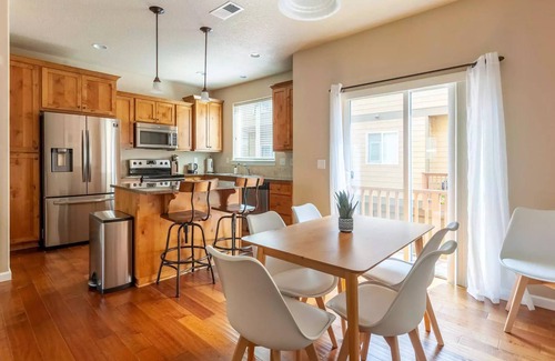 Five Oaks House | 3BR Townhome Near Nike & Intel: AC, Wi-Fi, Garage, Family and Pets Friendly