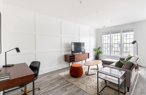 Alexandria House | 3BR Townhouse in Alexandria w/Parking