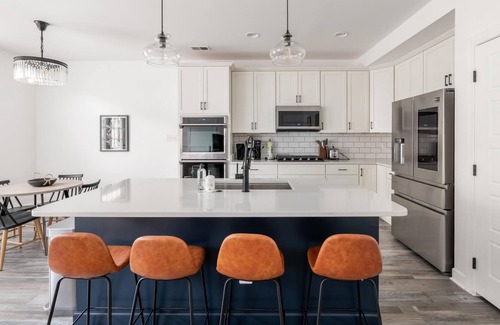 Alexandria House | 3BR Townhouse in Alexandria w/Parking