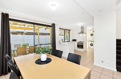 Belmont House | 3BR, townhouse in Belmont! 3.5km to airport.