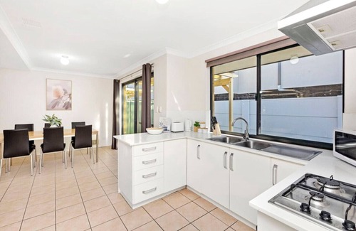Belmont House | 3BR, townhouse in Belmont! 3.5km to airport.