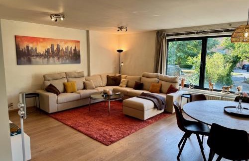 Stationsbuurt Zuid House | 3BR Villa with Big Garden, Ping-Pong, Cinema, Bath