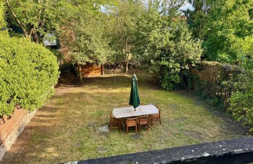 Stationsbuurt Zuid House | 3BR Villa with Big Garden, Ping-Pong, Cinema, Bath