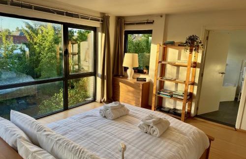 Stationsbuurt Zuid House | 3BR Villa with Big Garden, Ping-Pong, Cinema, Bath