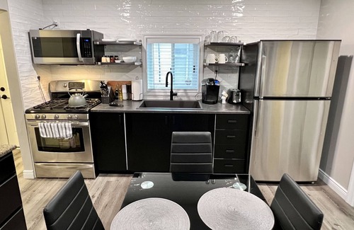 Windsor House | 3br w/ 3 Queen Beds, Private Entrance & Patio #600ParkWindsor