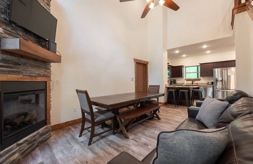 Indian Point Cabin | 3BR WALK-IN ~ Near SDC ~ Game Room ~ 2 Pools ~ FREE TICKETS INCLUDED! (RR93A)