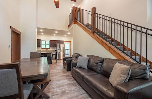 Indian Point Cabin | 3BR WALK-IN ~ Near SDC ~ Game Room ~ 2 Pools ~ FREE TICKETS INCLUDED! (RR93A)