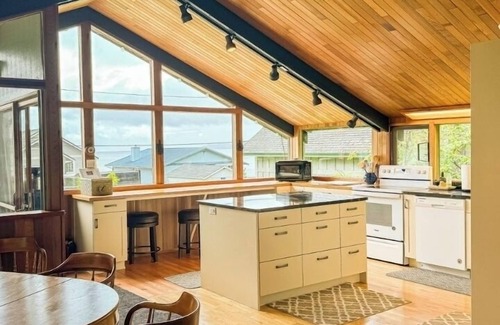 Anacortes Cottage | 3BR Weaver's Cottage on Peaceful Guemes Island